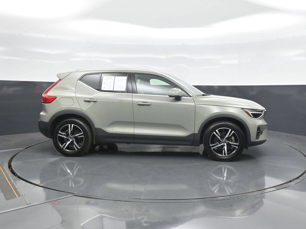 Used 2023 Volvo XC40 B5 Plus AWD/4WD image 8