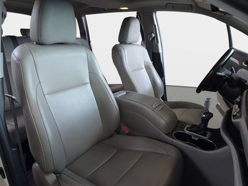 Used 2019 Toyota Highlander XLE w/ Carpet Mat Package (TMS) AWD/4WD image 12