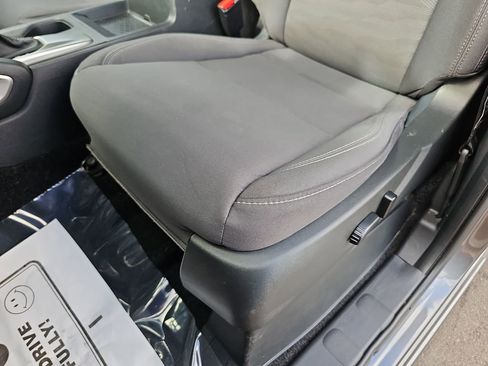 Used 2024 Nissan Frontier SV image 31