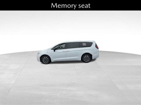 Used 2024 Chrysler Pacifica Limited FWD image 10