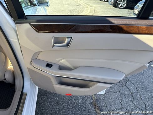 Used 2014 Mercedes-Benz E 350 4MATIC Sedan image 28