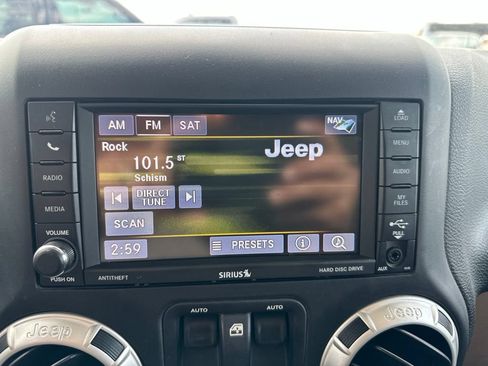 Used 2017 Jeep Wrangler Rubicon w/ Connectivity Group AWD/4WD image 12