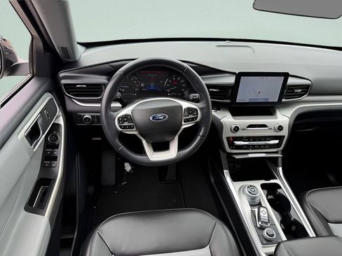 Certified 2022 Ford Explorer XLT w/ Equipment Group 202A AWD/4WD image 7