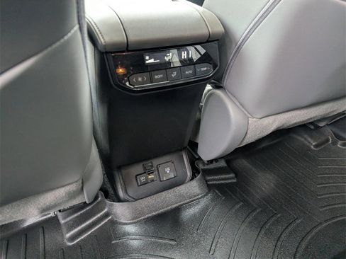 Used 2021 Toyota Highlander Limited image 28