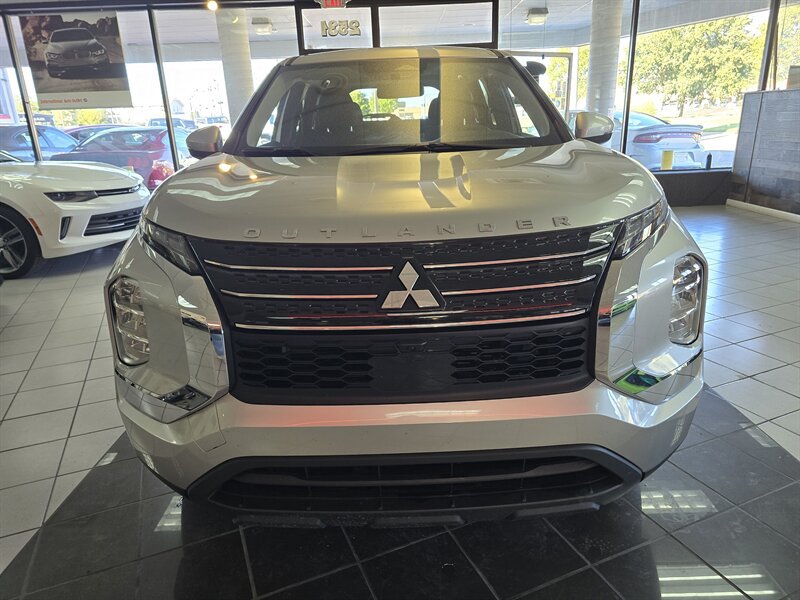 Used 2024 Mitsubishi Outlander ES FWD image 2