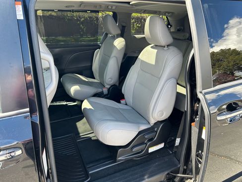 Used 2017 Toyota Sienna Limited image 25
