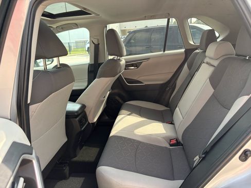 Used 2020 Toyota RAV4 XLE w/ Convenience Package FWD image 27