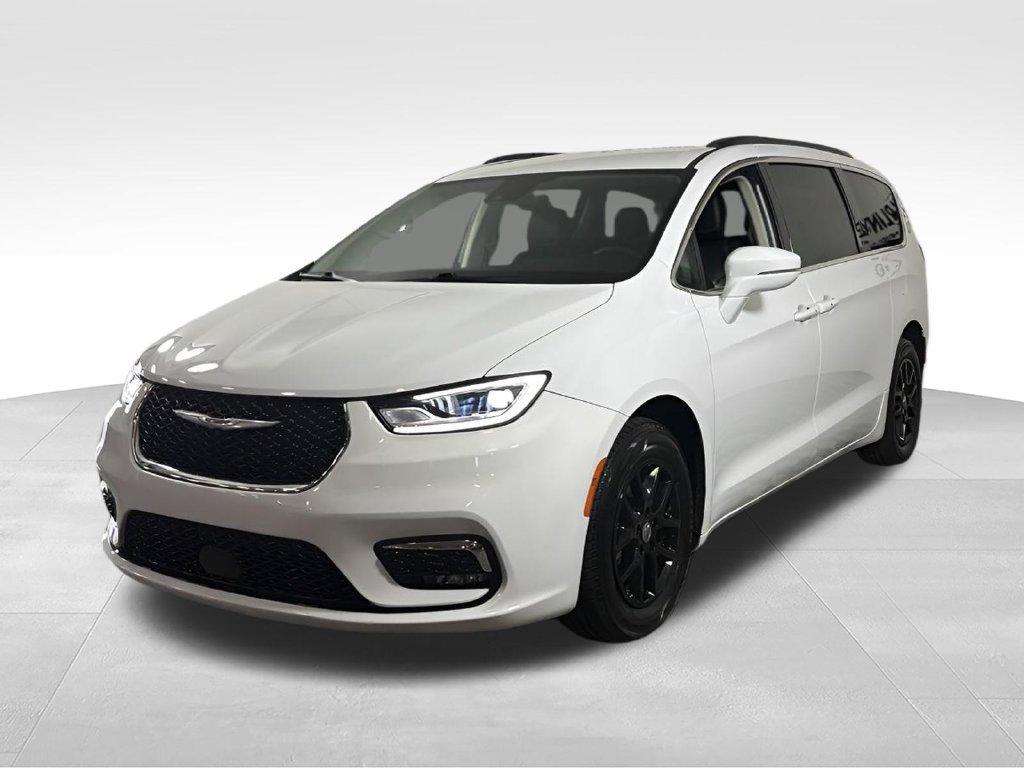 Used 2022 Chrysler Pacifica Touring-L FWD image 2