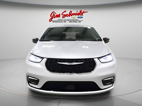 Used 2026 Chrysler Pacifica Limited FWD image 3