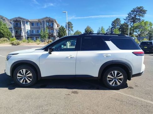 Used 2022 Nissan Pathfinder SL AWD/4WD image 6