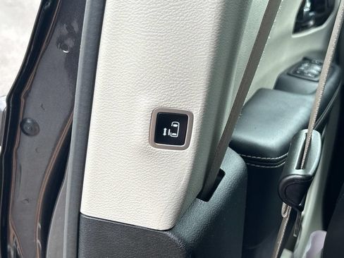 Used 2023 Chrysler Pacifica Limited FWD image 25