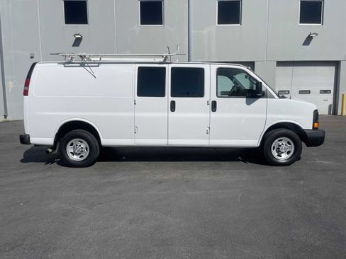 Used 2016 Chevrolet Express 3500 Extended image 2