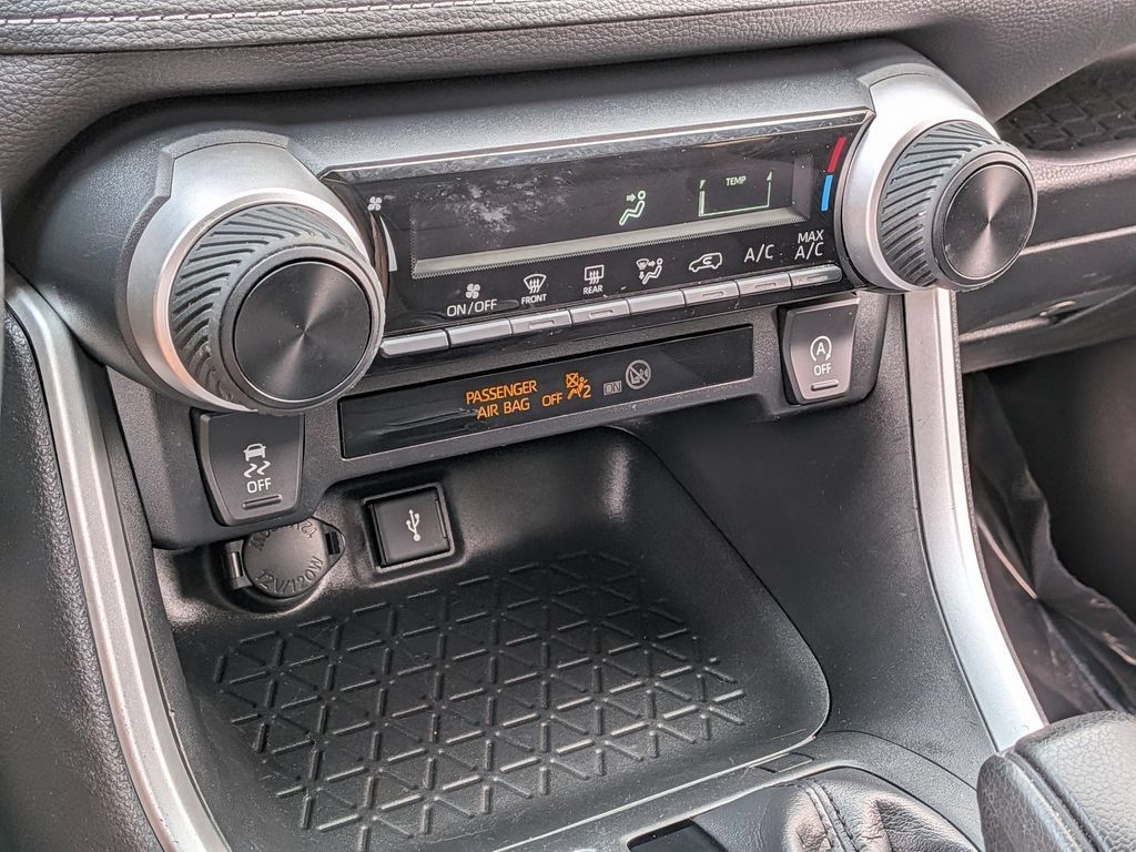 Used 2022 Toyota RAV4 LE AWD/4WD image 28