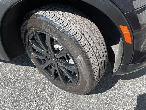 Used 2022 Cadillac XT4 Luxury w/ Cold Weather Package image 32