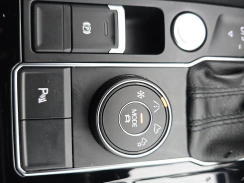 Used 2020 Volkswagen Atlas Cross Sport SEL image 34