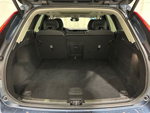 Used 2022 Volvo XC60 B5 Momentum image 27