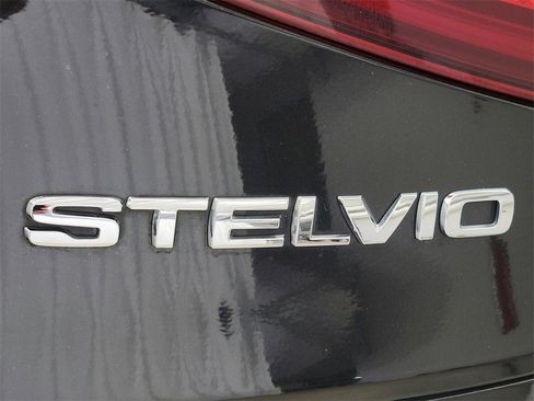 Used 2018 Alfa Romeo Stelvio AWD image 32