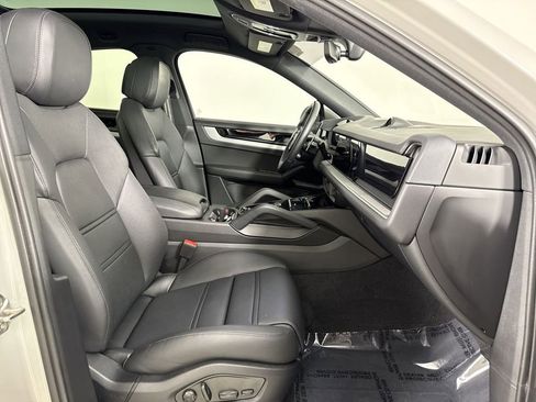 Certified 2025 Porsche Cayenne S image 23