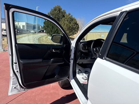 Used 2022 Toyota Tacoma TRD Off-Road w/ Technology Package image 9