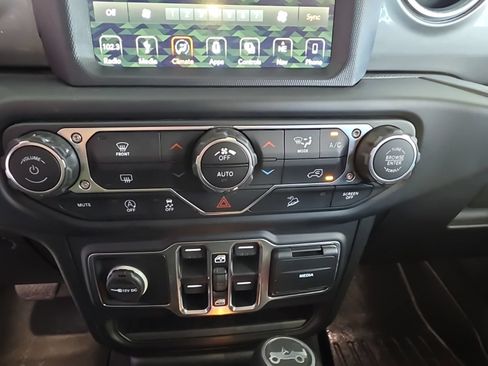 Used 2019 Jeep Wrangler Unlimited Sahara w/ Uconnect 4C Nav & Sound Group AWD/4WD image 16