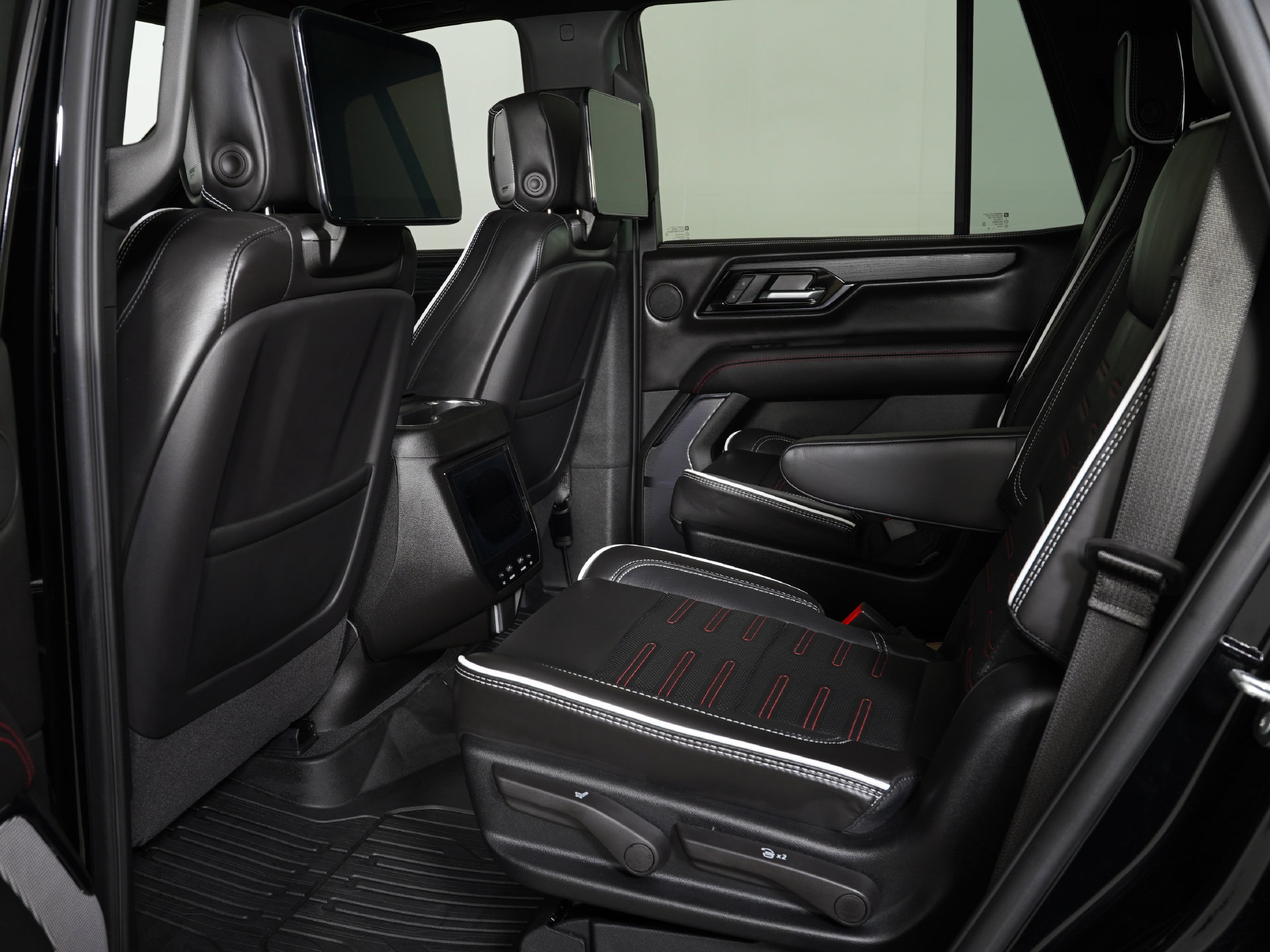 Used 2026 GMC Yukon AT4 Ultimate w/ LPO, Floor Liner Package AWD/4WD image 16