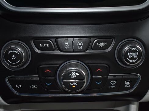 Used 2019 Jeep Cherokee Limited image 29