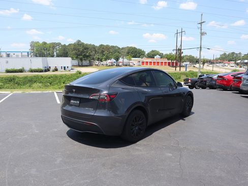 Used 2024 Tesla Model Y Long Range AWD/4WD image 9