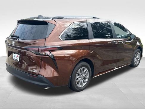 Used 2024 Toyota Sienna XLE image 10