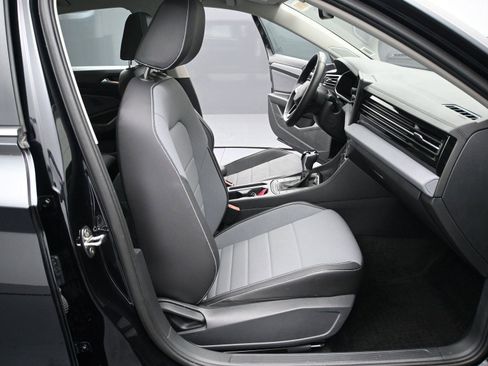 Certified 2025 Volkswagen Jetta SE w/ Sunroof Package image 16