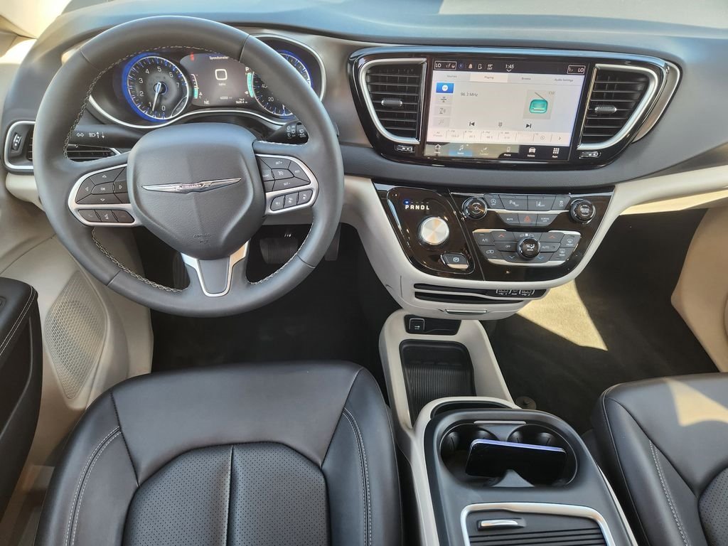 Used 2024 Chrysler Pacifica Touring-L FWD image 26