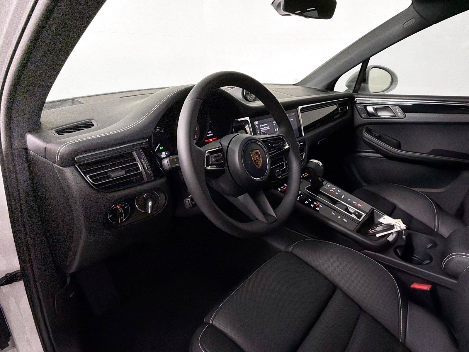 Certified 2025 Porsche Macan S AWD/4WD image 4