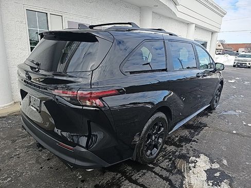 Used 2025 Toyota Sienna image 4