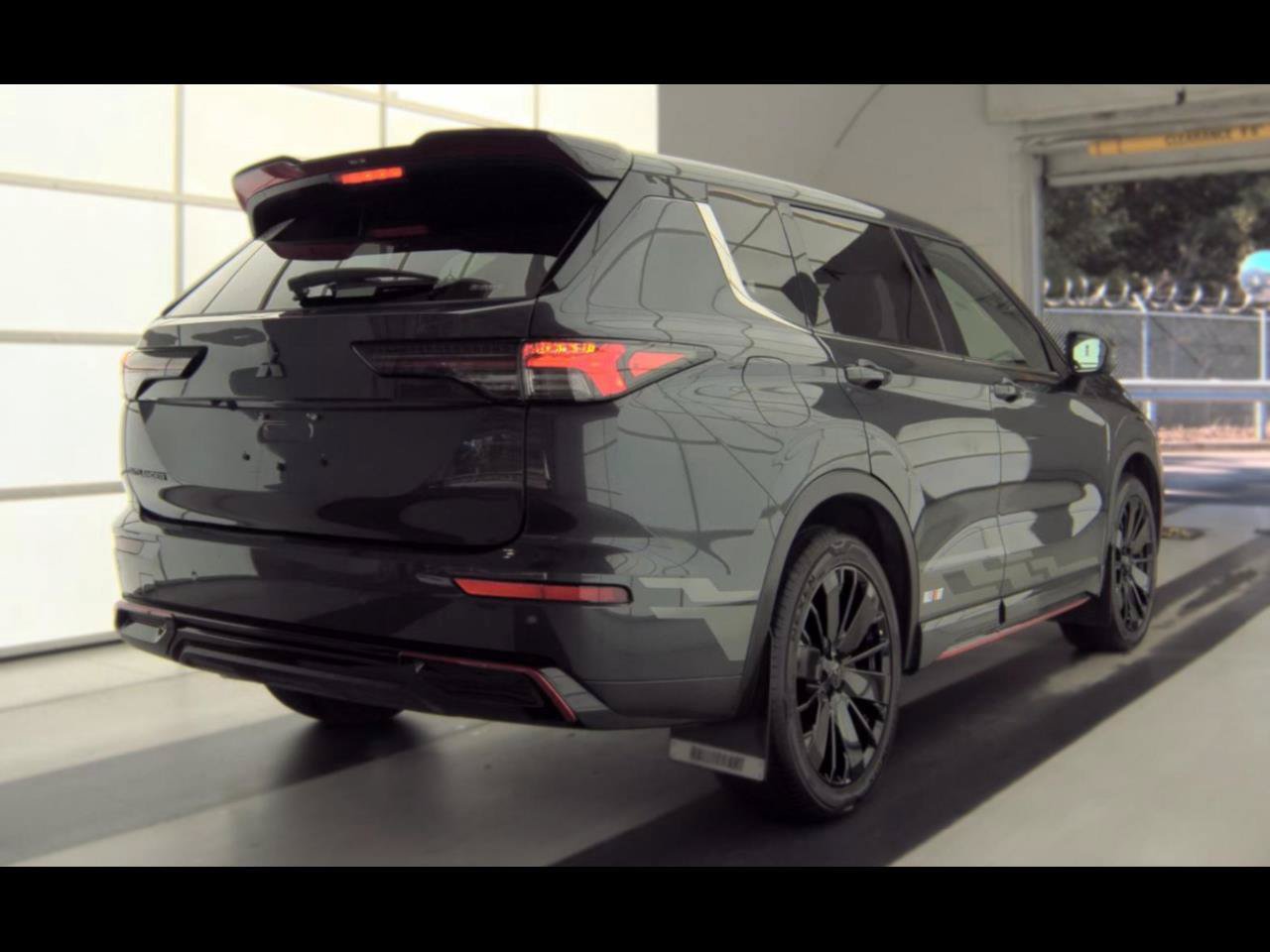 Used 2026 Mitsubishi Outlander LE AWD/4WD image 2