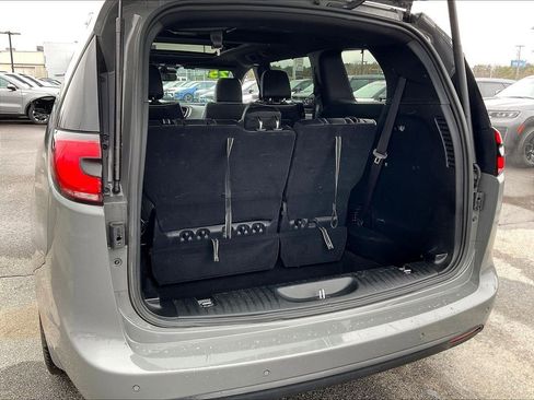 Used 2025 Chrysler Pacifica Limited FWD image 35