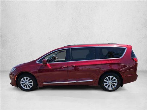 Used 2017 Chrysler Pacifica Touring-L FWD image 9