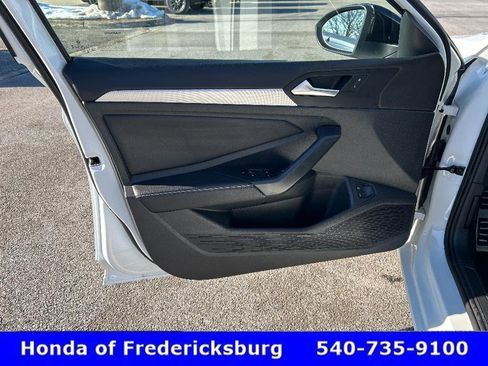 Used 2024 Volkswagen Jetta Sport image 10