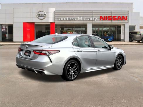 Used 2021 Toyota Camry SE image 3