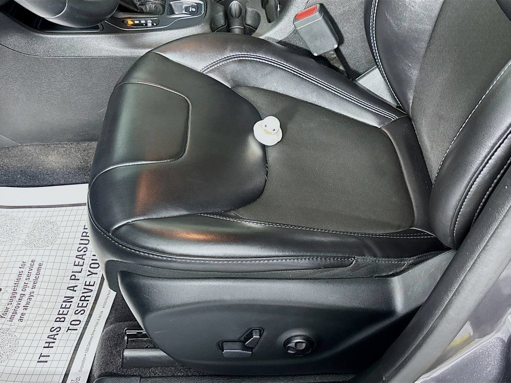Used 2019 Jeep Cherokee Latitude Plus FWD image 19