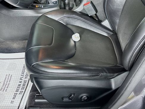 Used 2019 Jeep Cherokee Latitude Plus FWD image 19