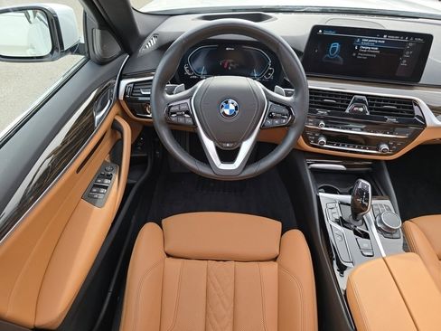 Used 2023 BMW 530e xDrive w/ Premium Package image 4