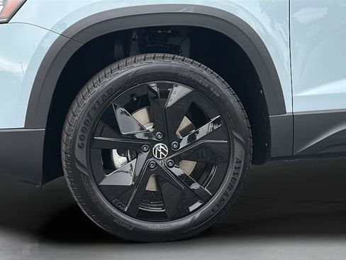New 2026 Volkswagen Taos SE image 10