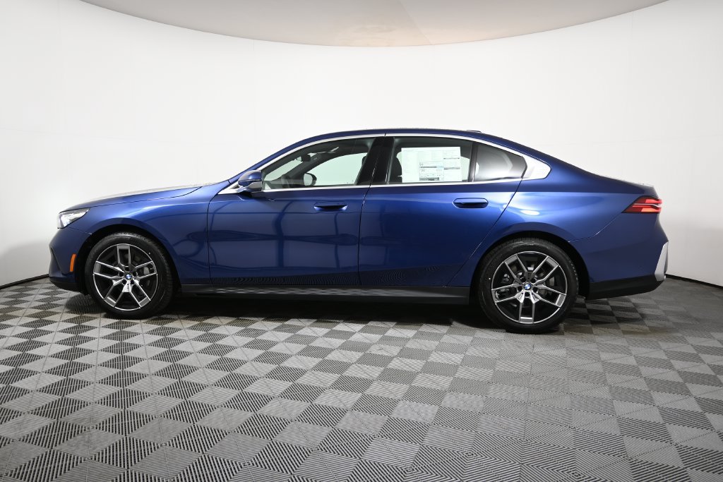 Used 2026 BMW 530i xDrive AWD/4WD image 2