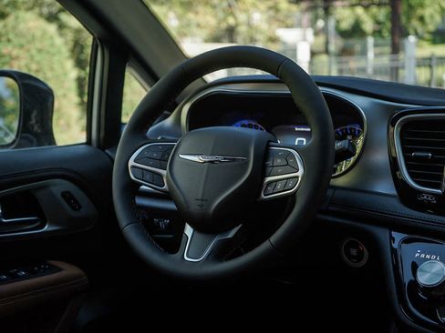 New 2026 Chrysler Pacifica Pinnacle image 16