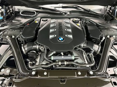 Used 2025 BMW 760i xDrive AWD/4WD image 32