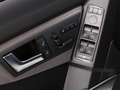 Used 2010 Mercedes-Benz GLK 350 4MATIC image 19