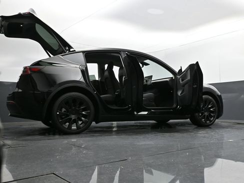 Used 2023 Tesla Model Y Long Range image 31