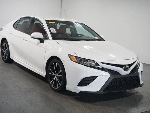 Used 2018 Toyota Camry SE FWD image 3