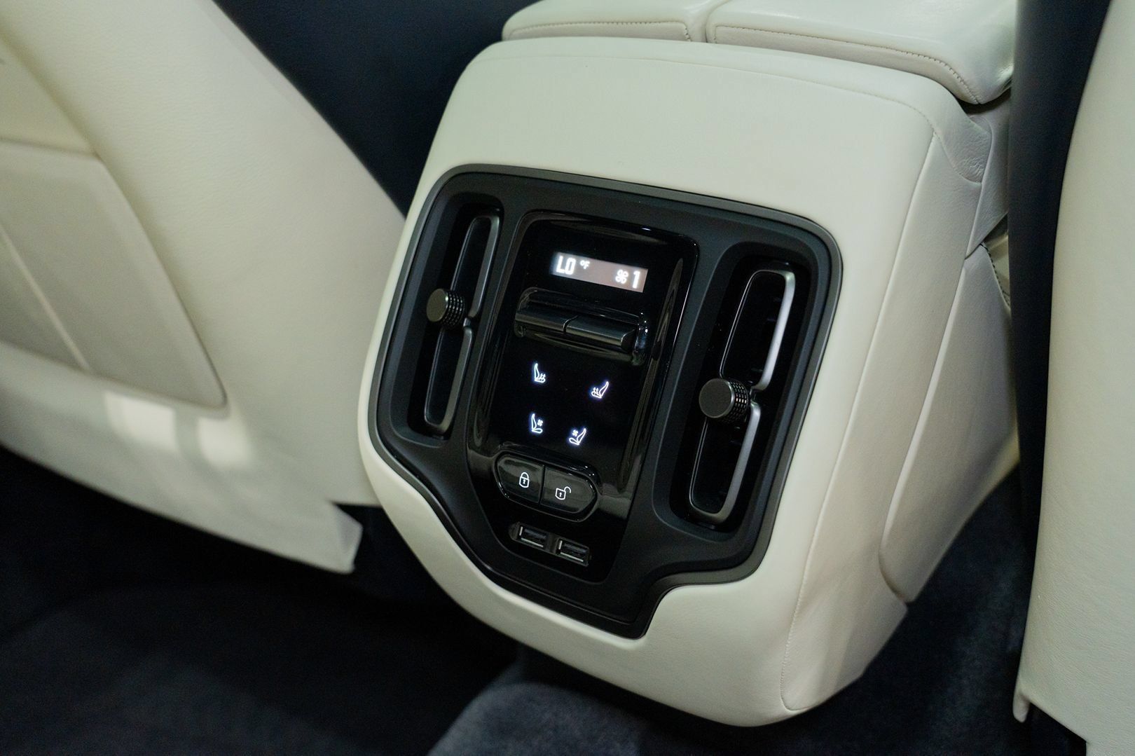 Used 2021 Aston Martin DBX AWD/4WD image 37