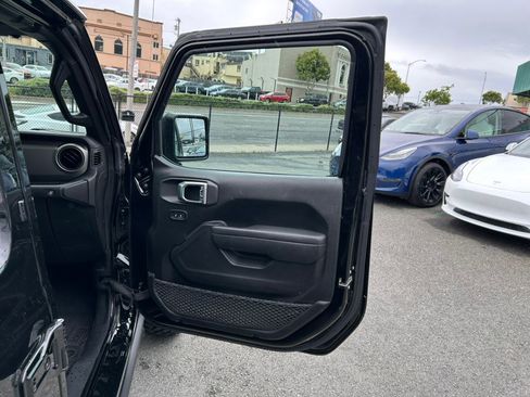 Used 2023 Jeep Wrangler Unlimited w/ Sun & Screen Package image 43