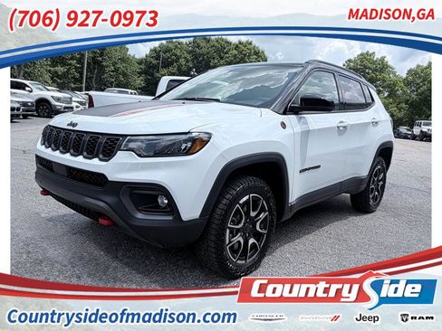 Used 2025 Jeep Compass Trailhawk AWD/4WD image 1